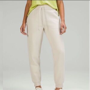 Lululemon Scuba High Rise Jogger Size 4- Natural Ivory
